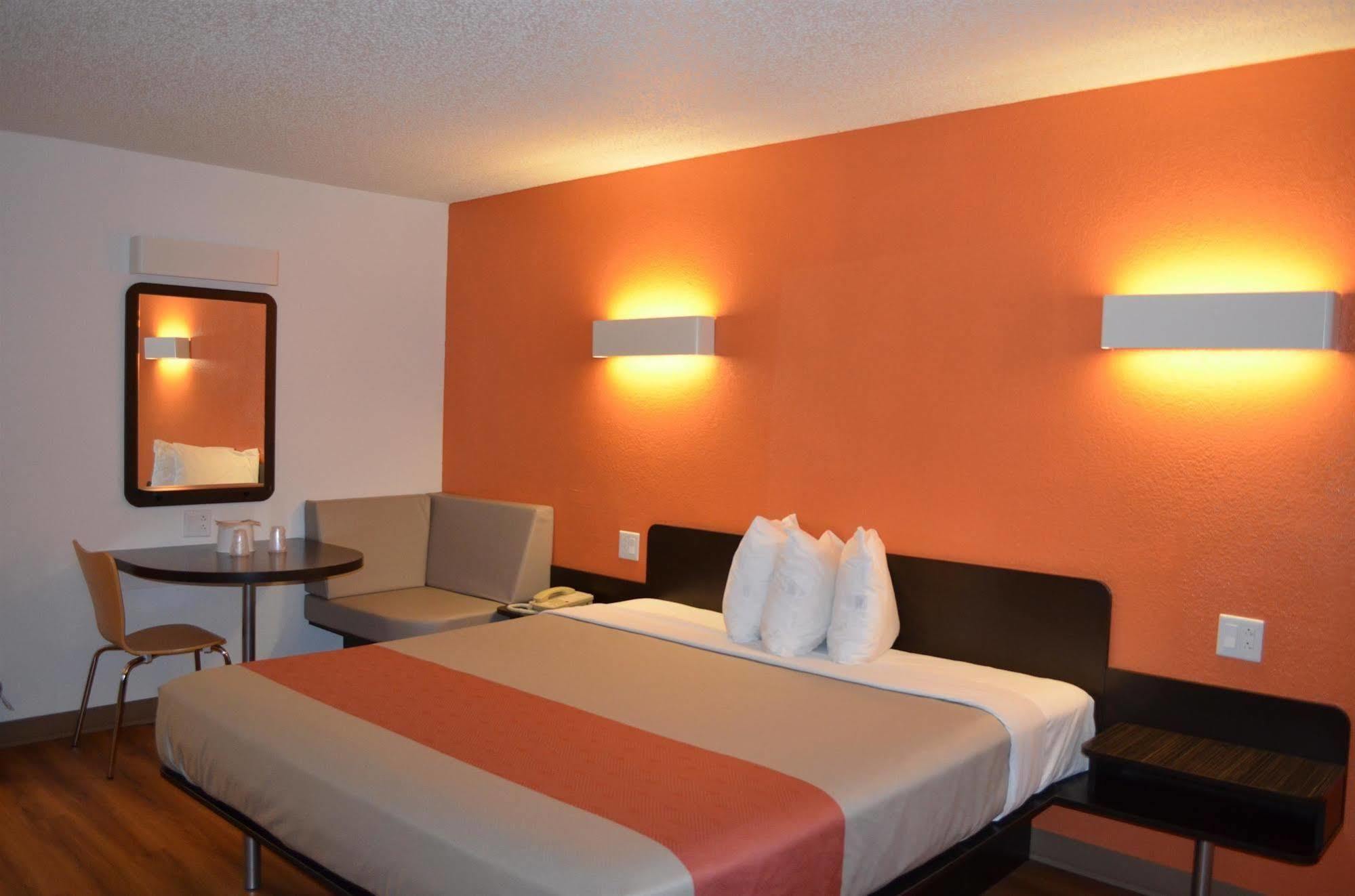 Motel 6 - Newest - Ultra Sparkling Approved - Chiropractor Approved Beds - New Elevator - Robotic Massages - New 2023 Amenities - New Rooms - New Flat Screen Tvs - All American Staff - Walk To Longhorn Steakhouse And Ruby Tuesday - Book Today And Sav Kingsland Εξωτερικό φωτογραφία